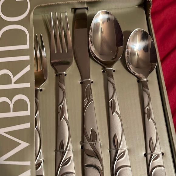 Nice silverware set somebody gave it to me but I don’t need it - Picture 1 of 1